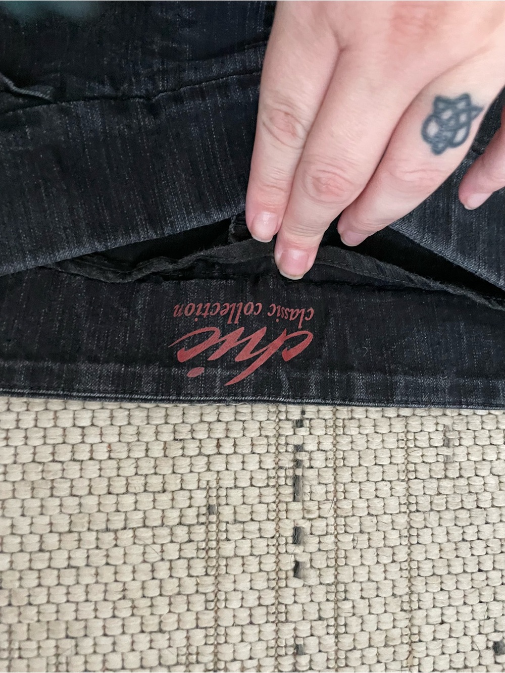 Chic classic COLLECTION Black and Denim Jeans with Subtle Fading - Picture 4 of 11